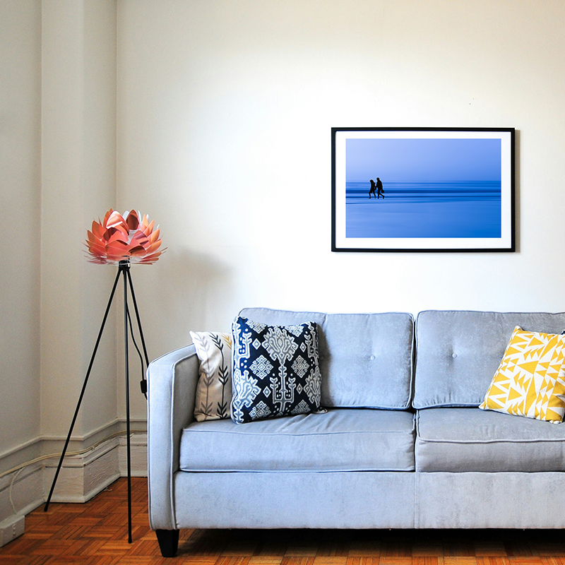 photographie Fine Art Ambiance bleue Bord de mer Couple marchant sur la plage de Pornichet