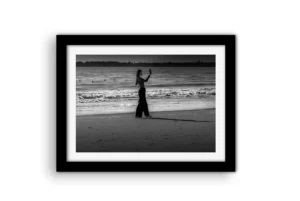photo noir et blanc jeune femme plage mer déco intérieur