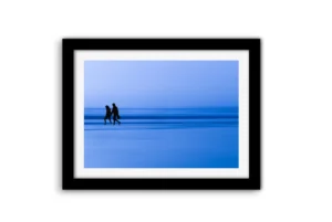 Couple sur la plage fond bleu – Photo déco Pornichet