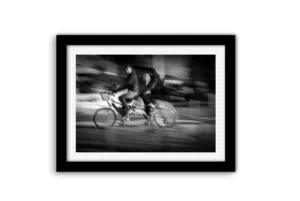 L'allure suspendue de ces cyclistes.webp-cadre caisse américaine