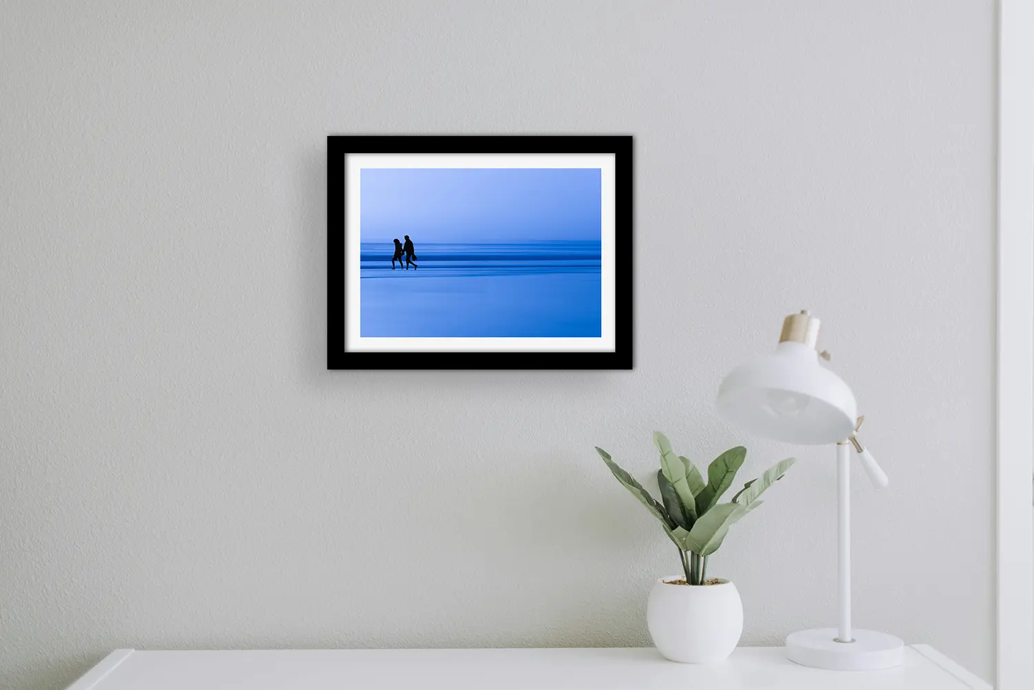 Photographie d'art bord de mer - couple en promenade sur la plage - au dessus d'un meuble