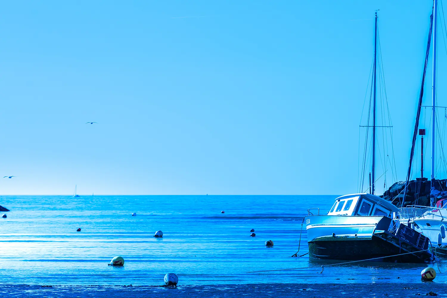 Photographie d'art bord de mer - bateau au mouillage dans le port d'échouage de Pornichet