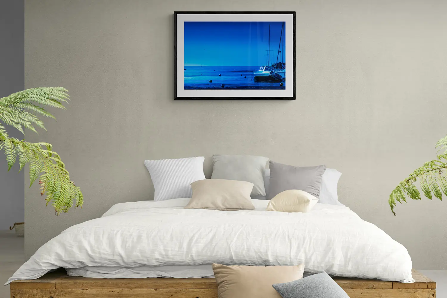 Photographie d'art bord de mer - bateau au mouillage dans le port - décoration chambre