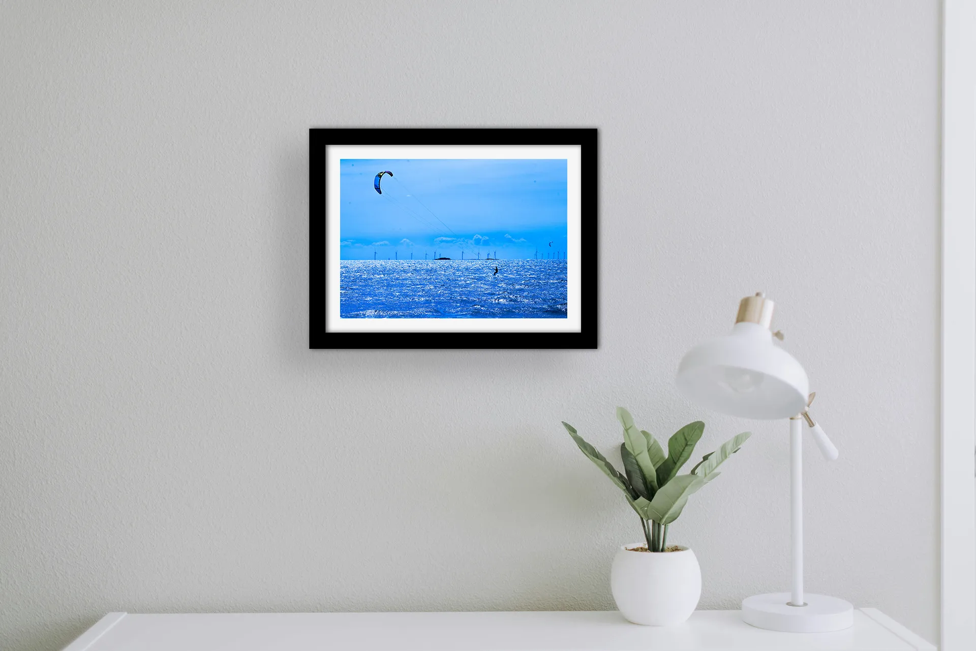 Photographie sports de glisse - Kitesurfer sur un océan de bleu - Décoration murale entrée