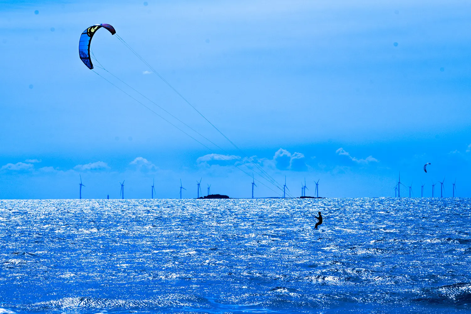 Photographie sports de glisse - Kitesurfer sur un océan de bleu - Décoration intérieure