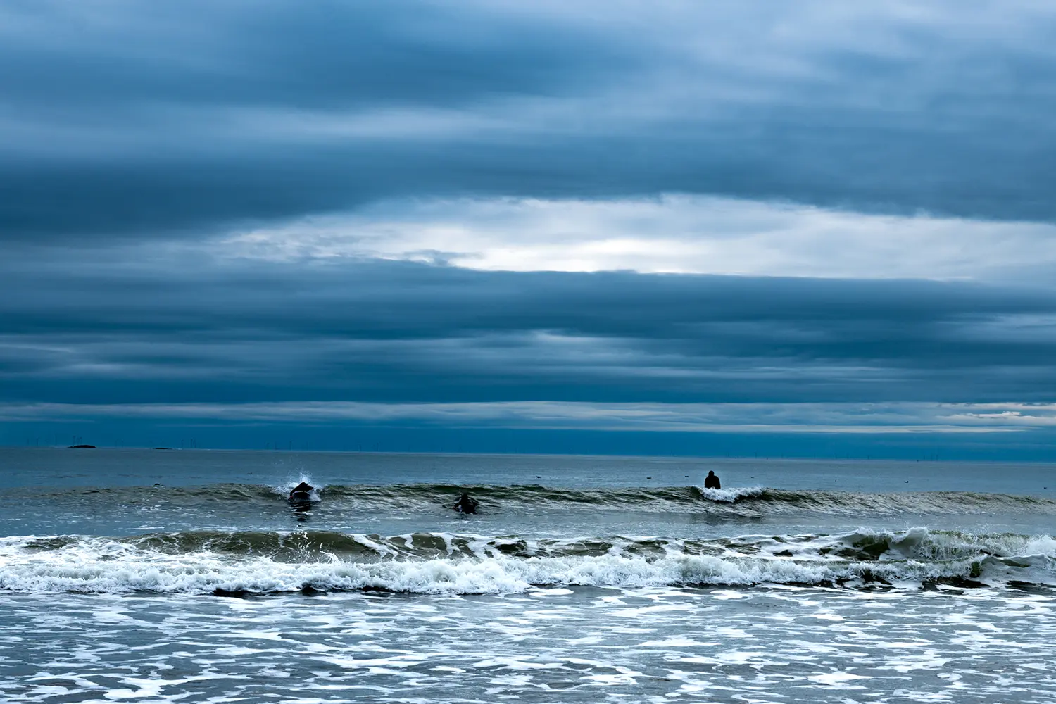 Photographie sports de glisse - 3 surfers sur la vague