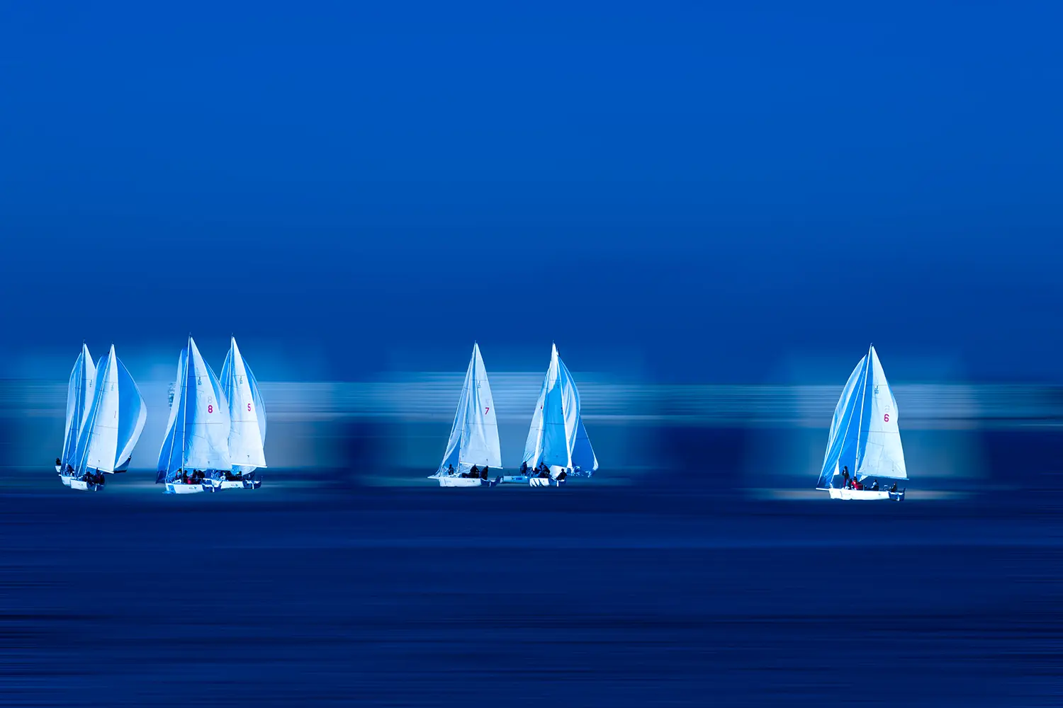 Photographie d'art bord de mer - Voiliers en bleu dans la baie de Pornichet